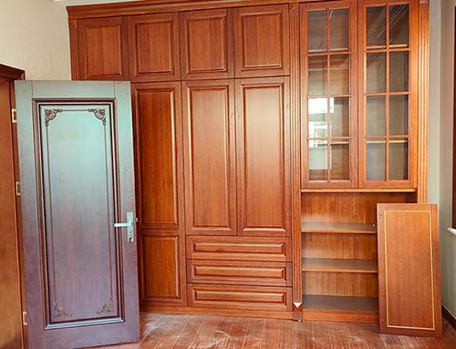 秀英中式家庭装修里定制的实木衣柜效果图